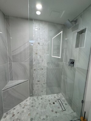 Douche, sèche-cheveux, serviettes fournies, savon