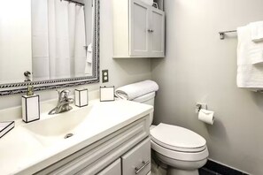 Secadora de cabello, toallas, jabón, papel de baño