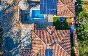 A rooftop with a swimming pool, solar panels, and a small garden area. - Villa Azimut - Cozy Home In Medulin With Sauna (Medulin)