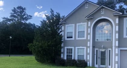 Cozy studio in wonderful Jacksonville with AC, Working desk , WiFi