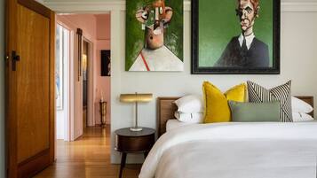 3 bedrooms, desk, WiFi, bed sheets