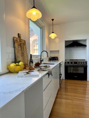 Fridge, microwave, oven, stovetop - Welcome to Belvoir, West Launceston (West Launceston)