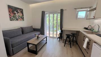 Comfort-Vierbettzimmer, Bergblick | Wohnzimmer | Fernseher