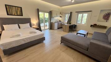 Comfort-Vierbettzimmer, Bergblick | Zimmersafe, schallisolierte Zimmer, Bügeleisen/Bügelbrett