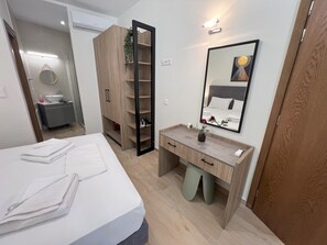 Comfort Quadruple Room, Mountain View | Peti besi dalam bilik, ruang kerja komputer riba, kalis bunyi 