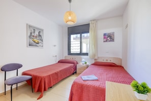 2 quartos, individualmente mobiliados, ferros/tábuas de passar roupa