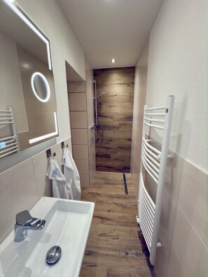 Douche, sèche-cheveux, serviettes fournies, savon