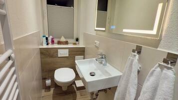 Dusche, Haartrockner, Handtücher, Seife