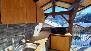 Een koelkast, een microgolfoven, een oven, een kookplaat