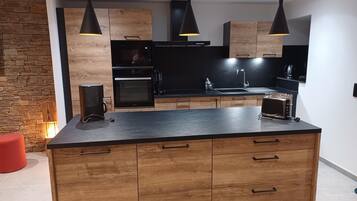 Een koelkast, een microgolfoven, een oven, een kookplaat