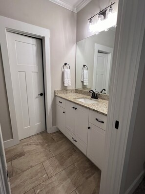 Een douche, een haardroger, handdoeken, zeep