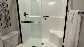 淋浴设施、吹风机、毛巾、肥皂