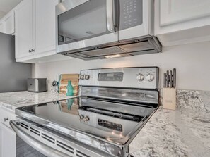 Frigorífico, microondas, horno y placa de cocina