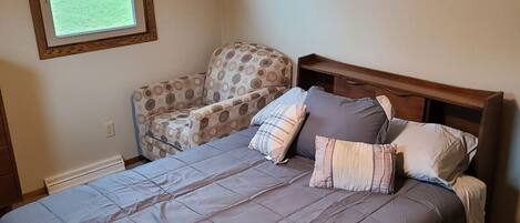 2 chambres, bureau, fer et planche à repasser, lit parapluie