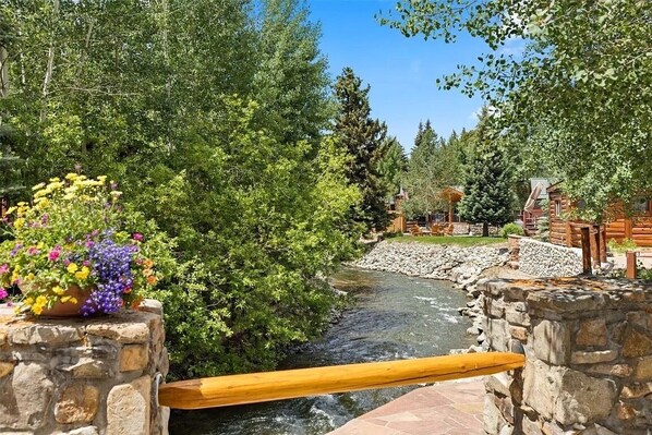 Property grounds - Rare single level 2 bed 2 bath Chalet on Shuttle Route minutes to Breckenridge (Breckenridge)