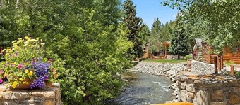 Rare single level  2 bed 2 bath Chalet on Shuttle Route minutes to Breckenridge