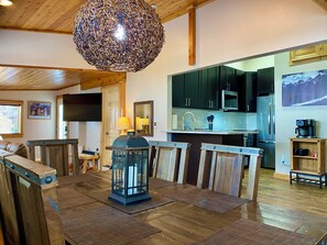 Dining - Rare single level 2 bed 2 bath Chalet on Shuttle Route minutes to Breckenridge (Breckenridge)