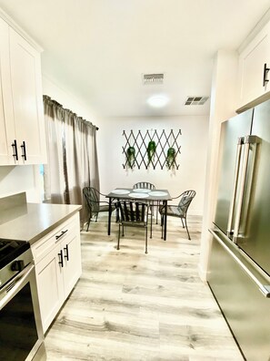 Jääkaappi, mikroaaltouuni, uuni, liesi