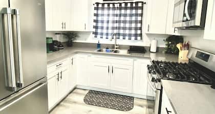 3Bed 2Bath Home Central Mojave with King bed, WiFi, Remote and Contract workers