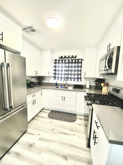 3Bed 2Bath Home Central Mojave with King bed, WiFi, Remote and Contract workers