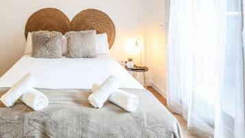 Escritorio, tabla de planchar con plancha, wifi y ropa de cama