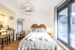 Desk, iron/ironing board, WiFi, bed sheets