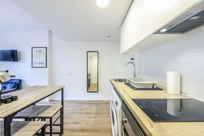 Kjøleskap, mikrobølgeovn, ovn og kokeplater