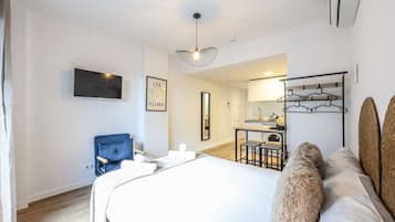 Een bureau, een strijkplank/strijkijzer, wifi, beddengoed