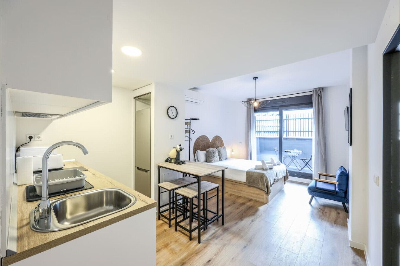 Desk, iron/ironing board, WiFi, bed sheets