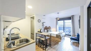 Desk, iron/ironing board, WiFi, bed sheets