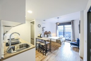 Desk, iron/ironing board, WiFi, bed sheets