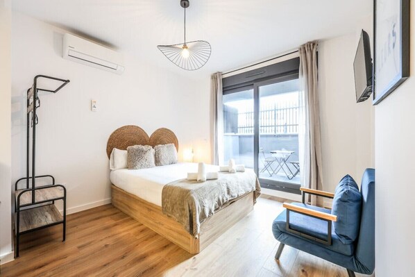 Desk, iron/ironing board, WiFi, bed sheets