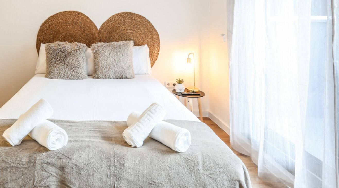 Een bureau, een strijkplank/strijkijzer, wifi, beddengoed