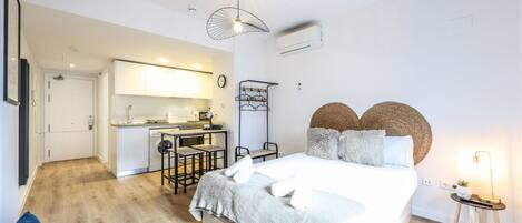 Desk, iron/ironing board, WiFi, bed sheets