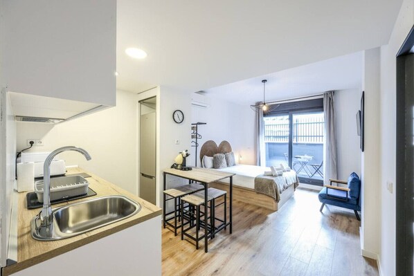 1 habitación, escritorio, tabla de planchar con plancha y wifi 