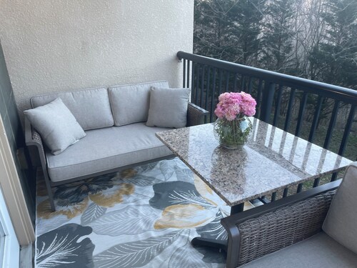 Mountain Comfort Condo Condo w/ Hot Tub, 2 Pools, Balcony & Mountain Views