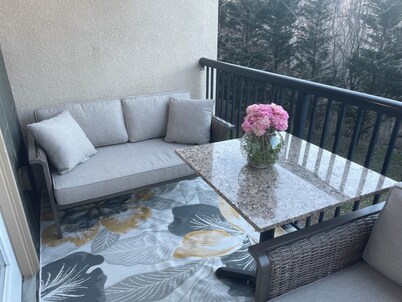 Mountain Comfort Condo Condo w/ Hot Tub, 2 Pools, Balcony & Mountain Views