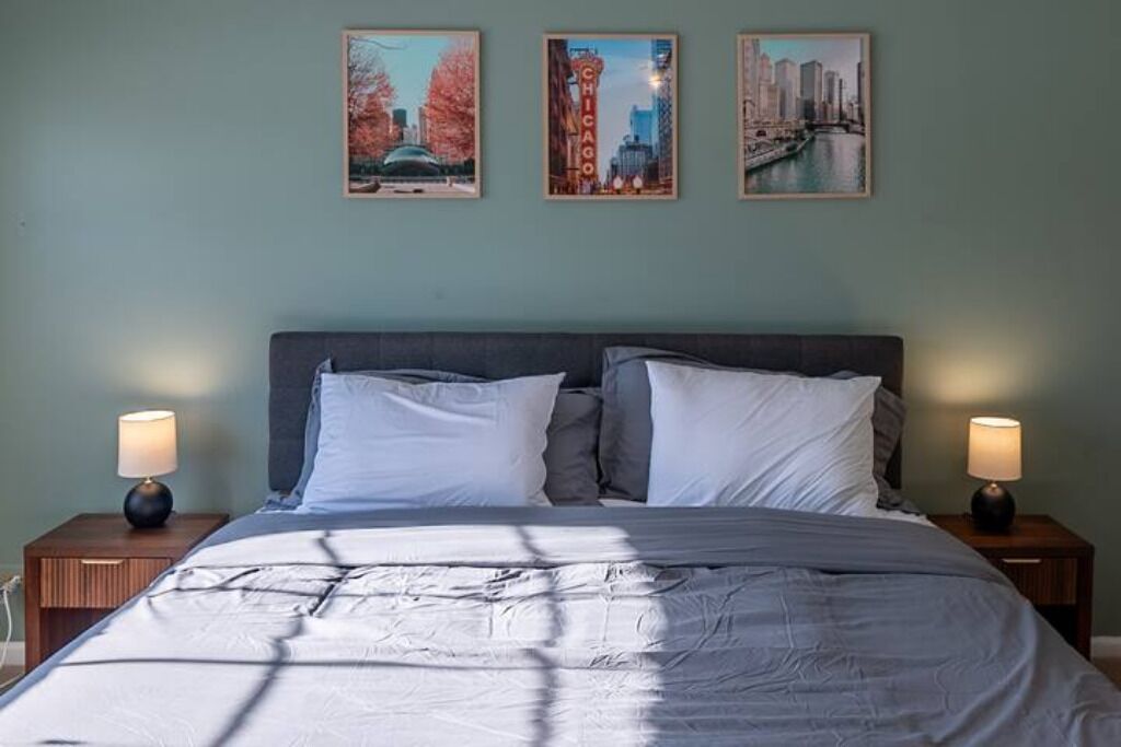 3 habitaciones, escritorio y tabla de planchar con plancha 