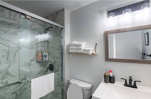 Shower, hair dryer, bidet, towels - Casa de Chicago in Schaumburg! (Schaumburg)