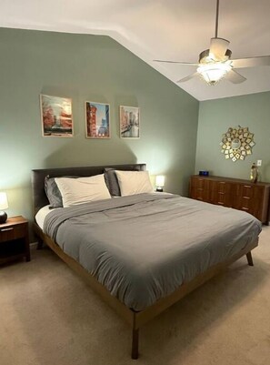 3 Schlafzimmer, Schreibtisch, Bügeleisen/Bügelbrett, Reisekinderbett