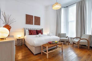 2 quartos, ferros/tábuas de passar roupa, berço de viagem