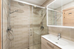 Bidet, Handtücher, Seife, Toilettenpapier