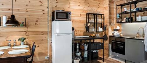 Kühlschrank, Ofen, Herdplatte, Wasserkocher mit Kaffee-/Teezubehör