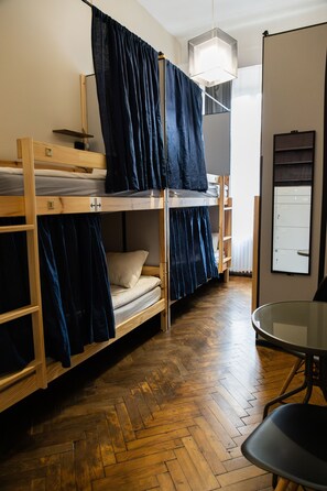 Shared Dormitory | Iron/ironing board (on request), WiFi (free), bed sheets - FiveHostel (Kraków)