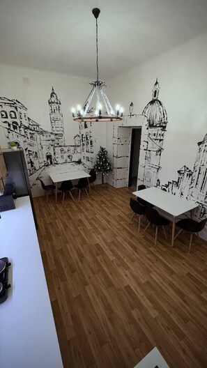 Grand réfrigérateur, micro-ondes, plaque de cuisson, grille-pain