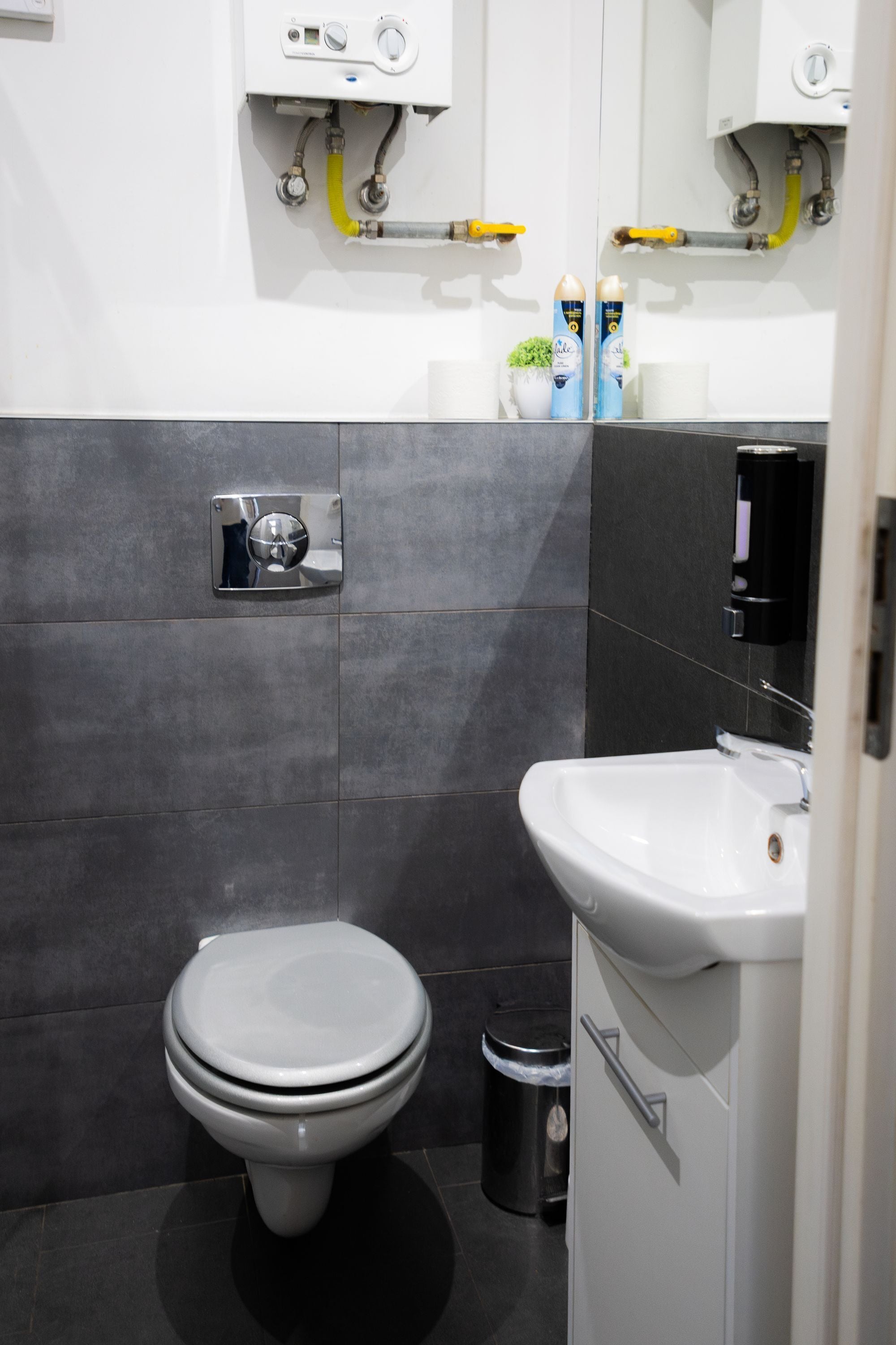 Dusche, Haartrockner, Seife, Toilettenpapier