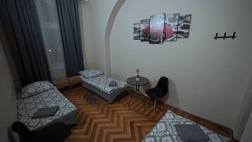 Tabla de planchar con plancha, wifi gratis y ropa de cama