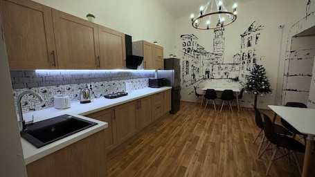 Full-size fridge, microwave, stovetop, toaster