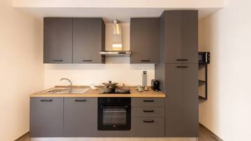 Frigorifero, microonde, forno, piano cottura