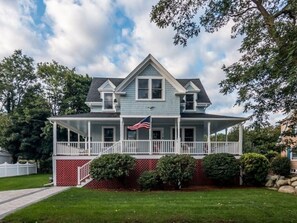 Exterior - Charming 4 BR, 2 BA home in great location, ocean views & beach steps away! (Rockport)